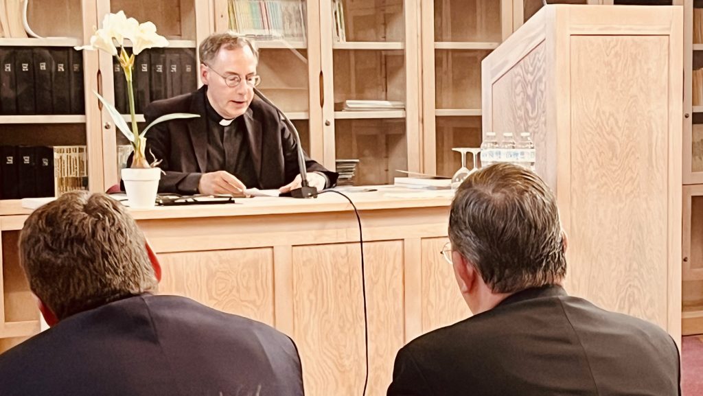 L'abbé Rouard présente les cours